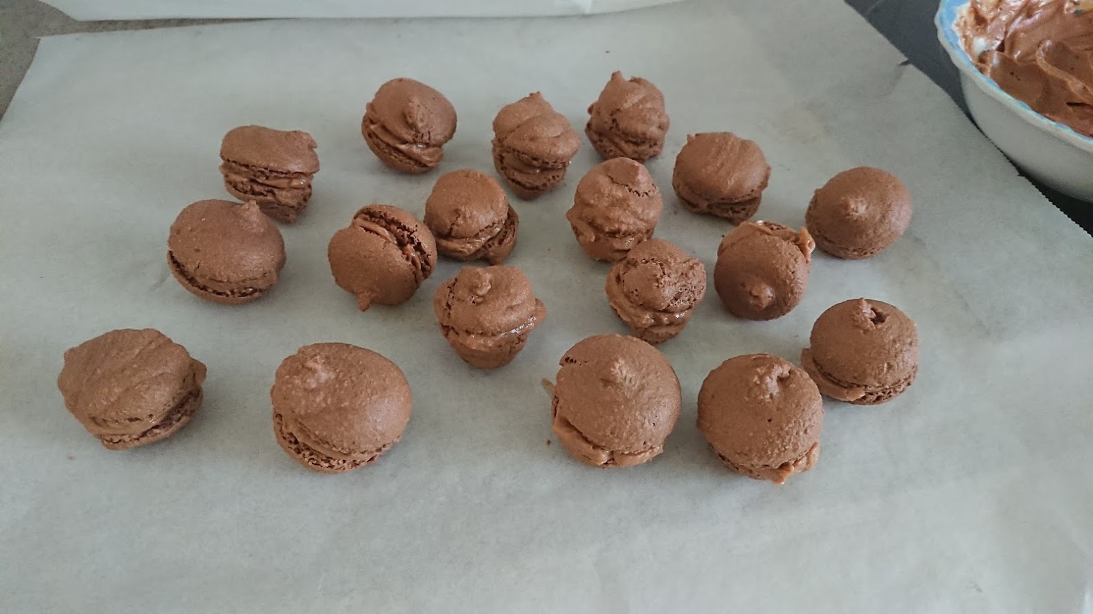 Chocolate macarons