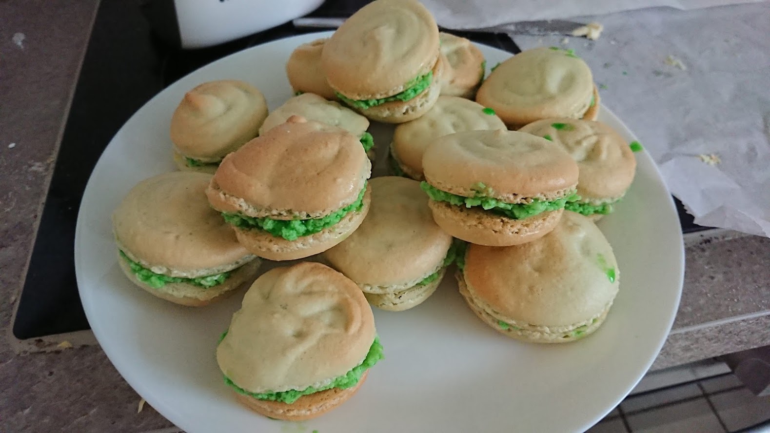 Pandan macarons